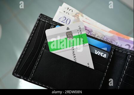 John Lewis Partnerschaftskarte, Kreditkarten und Bargeld in einer Brieftasche. Stockfoto