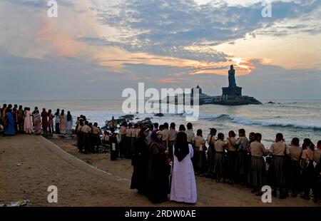 Blick auf den Sonnenaufgang auf das Vivekananda Rock Memorial und die Statue des Tamil-Dichters Thiruvalluvar auf den Rocky Islands in Kanyakumari, Tamil Nadu, Südindien Stockfoto