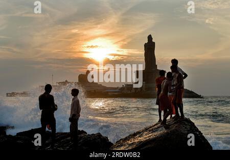 Blick auf den Sonnenaufgang auf das Vivekananda Rock Memorial und die Statue des Tamil-Dichters Thiruvalluvar auf den Rocky Islands in Kanyakumari, Tamil Nadu, Südindien Stockfoto