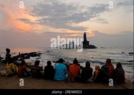 Blick auf den Sonnenaufgang auf das Vivekananda Rock Memorial und die Statue des Tamil-Dichters Thiruvalluvar auf den Rocky Islands in Kanyakumari, Tamil Nadu, Südindien Stockfoto