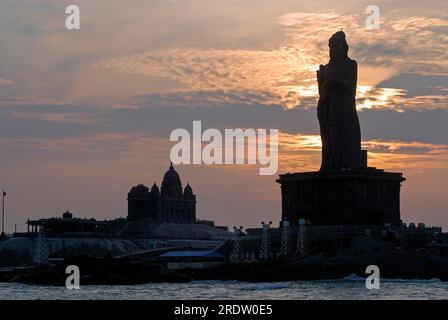 Blick auf den Sonnenaufgang auf das Vivekananda Rock Memorial und die Statue des Tamil-Dichters Thiruvalluvar auf den Rocky Islands in Kanyakumari, Tamil Nadu, Südindien Stockfoto