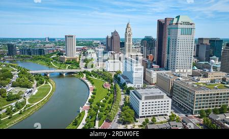 Das unvergleichliche Herz der Innenstadt von Columbus Ohio mit Flussufern und Wolkenkratzern am Scioto River Stockfoto