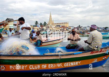 Fischer arbeiten im Hafen in der hinteren Wallfahrtskirche unserer Lieben Frau des Lösegeldes, unserer Lieben Frau der Freude, gegründet von St. Francis Xavier 1540, Kanyakumari Stockfoto