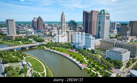 Unvergleichliche Innenstadt von Columbus Ohio mit den wichtigsten Wolkenkratzern und beiden Seiten des Flusses sichtbar Stockfoto