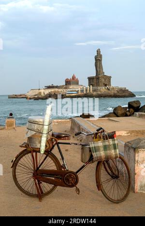 Vivekananda Rock Memorial und Tamil Poet Thiruvalluvar Statue in Kanyakumari, Tamil Nadu, Südindien, Indien, Asien Stockfoto