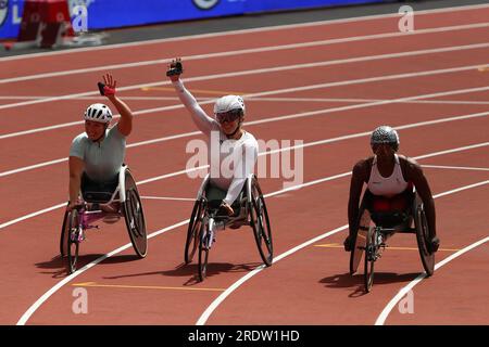 London Stadium, London, Großbritannien. 23. Juli 2023. 2023 London Diamond League Athletics; Sammi Kinghorn, Hannah Cockroft und Lea Bayekula würdigen die Fans nach ihrem Rollstuhlrennen 800m. Kredit: Action Plus Sports/Alamy Live News Stockfoto