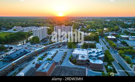 Sonnenaufgang über dem Fluss und Bahnarchitektur im Zentrum von Fort Wayne Indiana Stockfoto