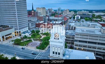 Hotels und Wolkenkratzer im Stadtzentrum am Flussufer, Flussboote am Ohio River Louisville KY Stockfoto