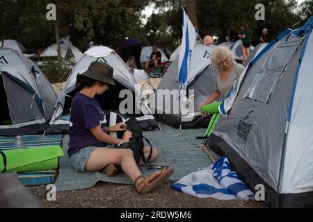 Israel. 22. Juli 2023. Die Demonstranten gegen die Reform falten ihre Zelte im Lager in Shoresh, an ihrem 4. märz von Jerusalem nach Tel Aviv, in einer Demonstration gegen die zügige Neugestaltung der Justiz. Jerusalem, Israel. Juli 22. 2023. (Matan Golan/Sipa USA). Kredit: SIPA USA/Alamy Live News Stockfoto