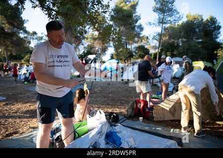 Israel. 22. Juli 2023. Die Demonstranten gegen die Reform falten ihre Zelte im Lager in Shoresh, an ihrem 4. märz von Jerusalem nach Tel Aviv, in einer Demonstration gegen die zügige Neugestaltung der Justiz. Jerusalem, Israel. Juli 22. 2023. (Matan Golan/Sipa USA). Kredit: SIPA USA/Alamy Live News Stockfoto