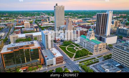 Sommersonnenaufgang im Herzen der Hauptgebäude von Fort Wayne Stockfoto