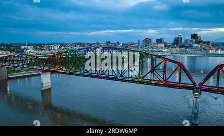 Der Stolz der Regenbogenbrücke über dem Ohio River Louisville Kentucky wird bei Nacht erstrahlt Stockfoto