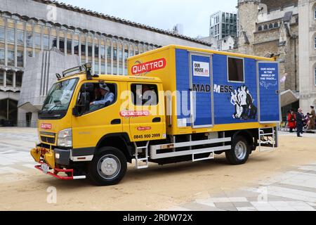 AB26 MITSUBISHI CANTER FAHRZEUG MIT BESATZUNGSKABINE FÜR STRASSENBAHNEN Stockfoto