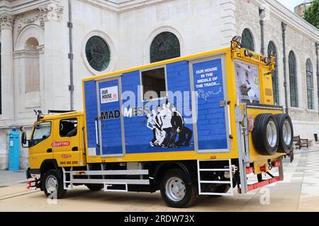 AB26 MITSUBISHI CANTER FAHRZEUG MIT BESATZUNGSKABINE FÜR STRASSENBAHNEN Stockfoto