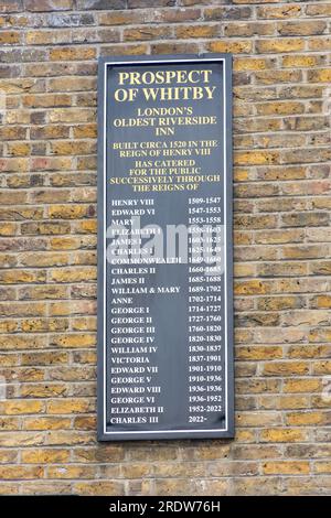 Historische Gedenktafel auf dem Prospect of Whitby Pub, Wapping Wall, Wapping, The London Borough of Tower Hamlets, Greater London, England, Großbritannien Stockfoto