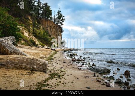 Wunderschöne Landschaft an der polnischen Ostsee. Strand mit Steinen und eine wunderschöne Klippe in Gdynia Orlowo, Polen. Stockfoto