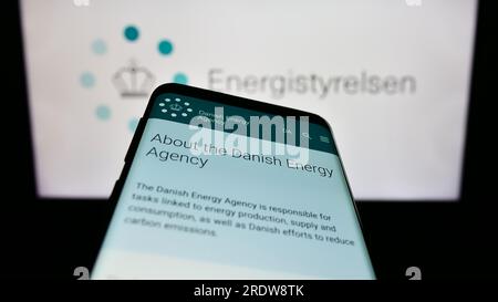 Mobiltelefon mit Website der dänischen Energieagentur Energistyrelsen auf dem Bildschirm vor dem Logo. Fokus auf oberer linker Seite des Telefondisplays. Stockfoto