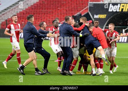 ANTWERPEN - Spieler und Trainer auf der Meisterschaftsskala Belgiens: Faris Haroun, Jean Butez, Ritchie de Laet, Bjorn Engels, Birger Verstraete, Gyrano Kerk, Alhassan Yusuf, Michel Ange Balikwisha, Abnor Muja, Calvin Stengs, Pieter Gerkens, Abderahmane Soussi, Vincent Janssen, Koji Miyoshi, Sam Vines, Gaston Avila, Toby Alderweireld, Jurgen E kkelenkamp, Ortwin de Wolf, Mandela Keita, Christopher Scott, Zeno van den Bosch, Jelle Bataille, Faris Haoun, Noa David Wyns vom Royal Antwerpen FC, Mailand Smits vom Royal Antwerpen FC, Arthur Vermeeren vom Royal Antwerpen FC, Laurit Krasniqi, William Pacho, Stockfoto