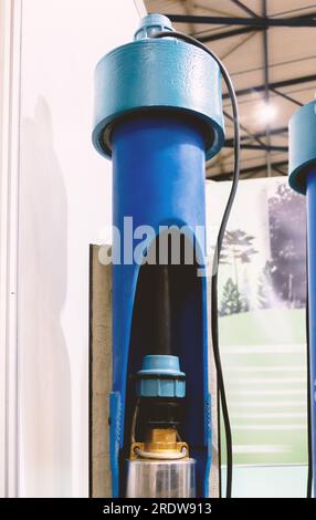 Eine Probe der Verlegung eines Kunststoffrohrs in den Boden Stockfoto