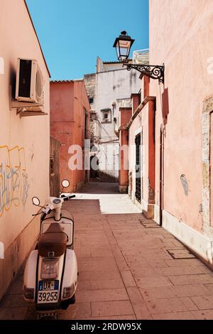Alte Straße mit Vespa in Ortigia, Siracusa, Sizilien, Italien Stockfoto