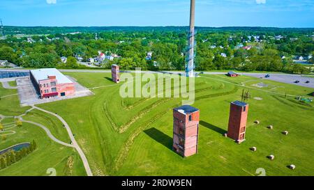 Verlassene Lastenaufzüge und Rastin Observation Tower im Ariel Foundation Park Stockfoto