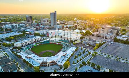 Golden Glow Sunrise über dem Fort Wayne Aerial Parkview Field in der Innenstadt Stockfoto