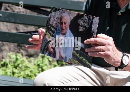 US-Senator Chuck Schumer verabschiedete die Entschließung, den 3. August zum „Tony-Bennett-Tag“ zu erklären, während er am 23. Juli 2023 an Tony Bennetts Bank im Central Park, New York, stand Stockfoto