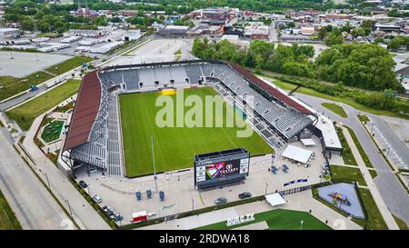 Leeres Fußballfeld Lynn Family Stadium Aerial mit Stadt im Hintergrund Asset USA Stockfoto