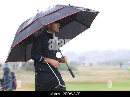 Hoylake, Großbritannien. 23. Juli 2023. American Brian Harman schützt sich am vierten Tag vor Regen bei der 151. Open Championship im Royal Liverpool Golf Club in Hoylake, England, am Sonntag, den 23. Juli 2023. Foto: Hugo Philpott/UPI Credit: UPI/Alamy Live News Stockfoto