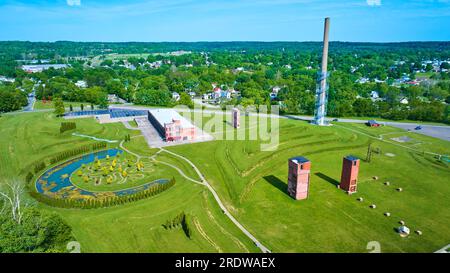 Weite Sicht auf Ariel Foundation Park zerstörte Glasfabrik und Baumweg-Antenne Stockfoto