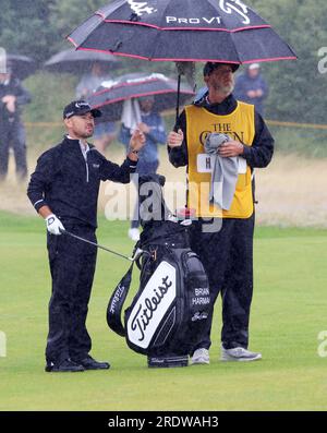 Hoylake, Großbritannien. 23. Juli 2023. American Brian Harman schützt sich am vierten Tag vor Regen bei der 151. Open Championship im Royal Liverpool Golf Club in Hoylake, England, am Sonntag, den 23. Juli 2023. Foto: Hugo Philpott/UPI Credit: UPI/Alamy Live News Stockfoto