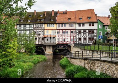 Händlerbrücke, Kraemerbrücke in Erfurt, Deutschland. Es wurde 1325 erbaut. Die einzige Brücke nördlich der Alpen, die komplett mit Häusern überbaut ist Stockfoto