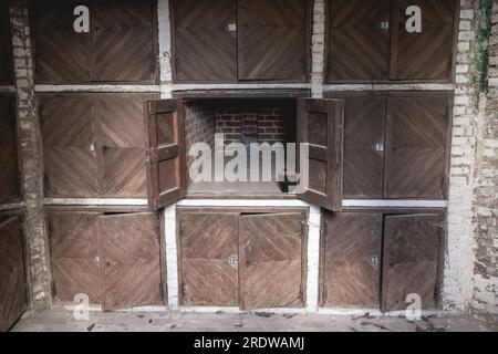 Alte verlassene Leichenhalle irgendwo in Belgien. Stockfoto