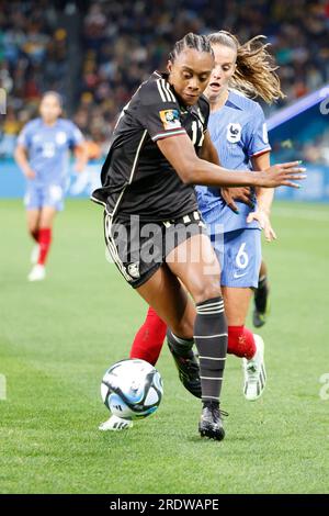 Sydney, Australien, Juli 23. 2023: Allyson Swaby (17 Jamaika) und Sandie Toletti (6 Frankreich) beim FIFA Womens World Cup Group F-Fußballspiel 2023 zwischen Frankreich und Jamaika im Sydney Football Stadium in Sydney, Australien. (Patricia Pérez Ferraro/SPP) Kredit: SPP Sport Press Photo. Alamy Live News Stockfoto