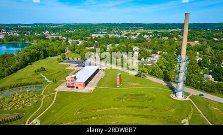 Aerial Ariel Foundation Park Rastin Observation Tower mit Fabrikgebäude und Baumweg Stockfoto