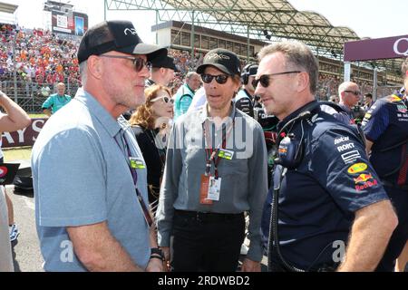 MOGYOROD, BUDAPEST, Ungarn. 23. Juli 2023. Christian Horner, Principal des Red Bull Racing Teams, spricht mit Chad Oman, Produzent des Formel-1-Films Apex, und Jerry Bruckheimer, Produzent des kommenden Formel-1-Films Apex, vor dem Grand Prix von Ungarn F1 auf der Hungaroring am 23. Juli 2023 in Budapest. Ungarn.Formel-1-Rennen, Grand Prix F1 - Formel 1 Ungarn - Formel 1 - Honorarpflichtiges Foto, gebührenpflichtiges Bild, Copyright © THILL Arthur/ATPimages (THILL Arthur/ATP/SPP) Guthaben: SPP Sport Press Photo. Alamy Live News Stockfoto