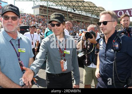 MOGYOROD, BUDAPEST, Ungarn. 23. Juli 2023. Christian Horner, Principal des Red Bull Racing Teams, spricht mit Chad Oman, Produzent des Formel-1-Films Apex, und Jerry Bruckheimer, Produzent des kommenden Formel-1-Films Apex, vor dem Grand Prix von Ungarn F1 auf der Hungaroring am 23. Juli 2023 in Budapest. Ungarn.Formel-1-Rennen, Grand Prix F1 - Formel 1 Ungarn - Formel 1 - Honorarpflichtiges Foto, gebührenpflichtiges Bild, Copyright © THILL Arthur/ATPimages (THILL Arthur/ATP/SPP) Guthaben: SPP Sport Press Photo. Alamy Live News Stockfoto