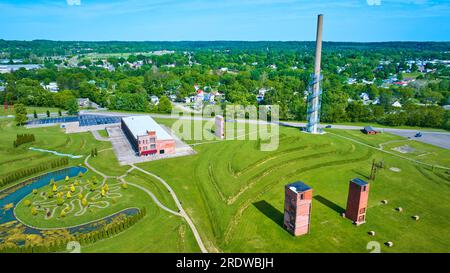 Verlassene Lastenaufzüge und Turm in der Nähe des Baumwegs im Ariel Foundation Park Stockfoto