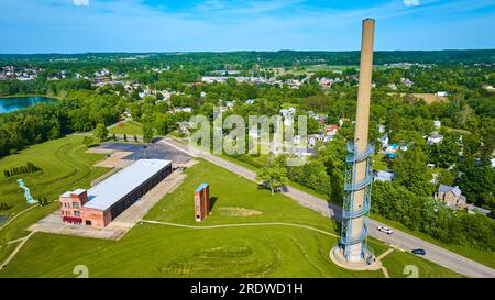 Blick auf den Ariel Foundation Park mit Rastin Observation Tower und altem Glasfabrikgebäude Stockfoto