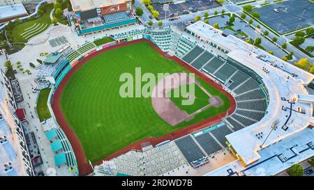 Grüner Sommer-Baseball-Diamant Parkview Field Tin Caps Stadium Fort Wayne BEI unvergleichlichem Sonnenaufgang Stockfoto