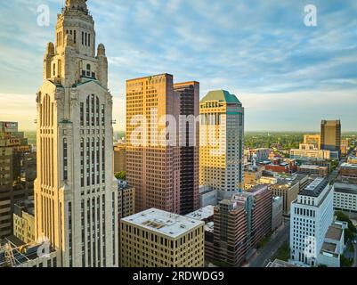 Goldene Beleuchtung der Huntington und Leveque Towers bei Sonnenaufgang in der Columbus Ohio Aerial of City Stockfoto