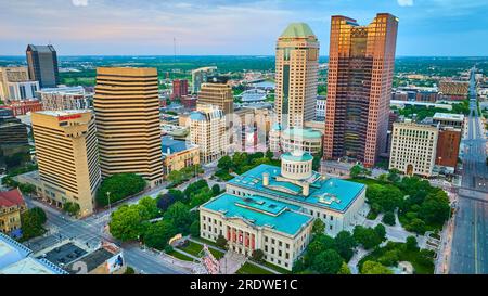 Ohio State House bei Sonnenaufgang mit Huntington Center und Vern Riffe State Office Tower Stockfoto