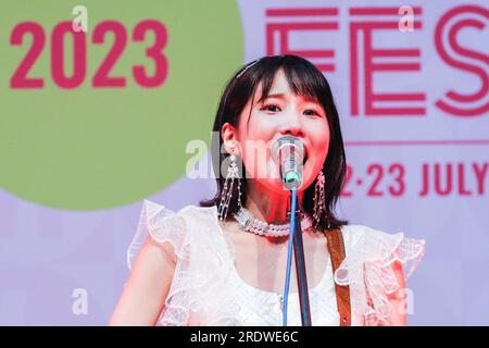 London, Großbritannien. 23. Juli 2023. MION, ein preisgekrönter japanischer Sänger und Songwriter, tritt auf der Festivalbühne auf. Das Hyper Japan Festival ist das Londoner Festival für alles, was japanisch ist, einschließlich Cosplay, Anime, Verkaufsstände, Aufführungen und Workshops, das dieses Jahr vom 21. Bis 23. Juli im Olympia London in Kensington stattfindet. Kredit: Imageplotter/Alamy Live News Stockfoto