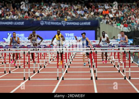 London, Großbritannien. 23. Juli 23 Joshua ZELLER (Großbritannien), Freddie CRITTENDEN (Vereinigte Staaten von Amerika), Shunsuke IZUMIYA (Japan), Hansle PERCHMENT (Jamaika), Grant HOLLOWAY (Vereinigte Staaten von Amerika), Jamal BRITT (Vereinigte Staaten von Amerika) nehmen am Men's 110m Hürdles Final bei der 2023 Teil, IAford, London, Stratford, Olympic League, Britisch, Britisch, Queen. Kredit: Simon Balson/Alamy Live News Stockfoto