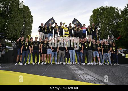 Personal und Fahrer des Teams Jumbo Visma, einschließlich 002 belgischer Tiesj Benoot von Jumbo-Visma, niederländischer Wilco Kelderman von Jumbo-Visma, französischer Christophe Laporte von Jumbo-Visma, belgischer Nathan Van Hooydonck von Jumbo-Visma, niederländischer Dylan Van Baarle von Jumbo-Visma, SEPP Kuss VON Jumbo-Visma UND der dänische Jonas Vingegaard von Jumbo-Visma feiern auf dem Podium nach der 21. Und letzten Etappe des Radrennen Tour de France, von Saint-Quentin-en-Yvelines nach Paris, Frankreich, Sonntag, den 23. Juli 2023. Die diesjährige Tour de France findet vom 01. Bis 23. Juli 2023 statt. BELGA-FOTOPOOL VINCENT KALUT Stockfoto