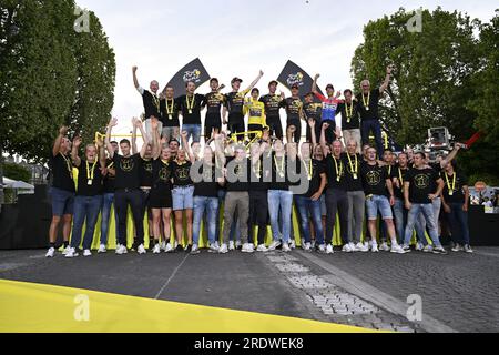 Personal und Fahrer des Teams Jumbo Visma, einschließlich 002 belgischer Tiesj Benoot von Jumbo-Visma, niederländischer Wilco Kelderman von Jumbo-Visma, französischer Christophe Laporte von Jumbo-Visma, belgischer Nathan Van Hooydonck von Jumbo-Visma, niederländischer Dylan Van Baarle von Jumbo-Visma, SEPP Kuss VON Jumbo-Visma UND der dänische Jonas Vingegaard von Jumbo-Visma feiern auf dem Podium nach der 21. Und letzten Etappe des Radrennen Tour de France, von Saint-Quentin-en-Yvelines nach Paris, Frankreich, Sonntag, den 23. Juli 2023. Die diesjährige Tour de France findet vom 01. Bis 23. Juli 2023 statt. BELGA-FOTOPOOL VINCENT KALUT Stockfoto