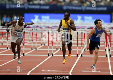 London, Großbritannien. 23. Juli 23 Shunsuke IZUMIYA (Japan), Hansle PERCHMENT (Jamaika), Grant HOLLOWAY (Vereinigte Staaten von Amerika) überqueren die Ziellinie im Men's 110m Hurdles Final bei der 2023, IAAF Diamond League, Queen Elizabeth Olympic Park, Stratford, London, Großbritannien. Kredit: Simon Balson/Alamy Live News Stockfoto