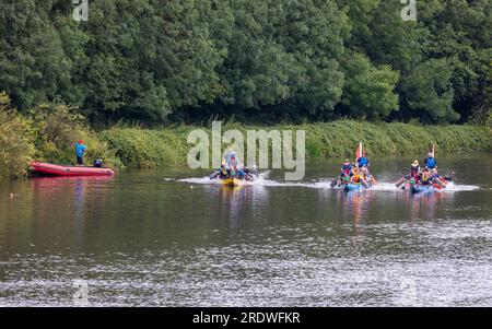 River Mersey, Warrington, Cheshire, Großbritannien. 23. Juli 2023. Ein Dragon Boat Festival am Fluss Mersey in Warrington. Im Ruderclub und trotz des durchgehend regnerischen Tages wetteiferten sich einige Drachenboote um einen Gewinner. Ziel der Veranstaltung war es, Gelder für das St. Rocco's Hospice zu sammeln, das es ist, eine hochwertige Versorgung und Unterstützung für Menschen und ihre Angehörigen mit lebenslimitierenden Krankheiten, die in der Region Warrington leben, zu bieten, damit jede Person Komfort, Hoffnung, Kraft und Frieden finden kann. Kredit: John Hopkins/Alamy Live News Stockfoto