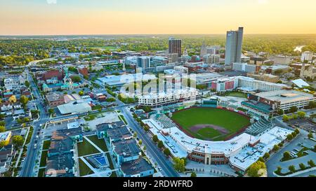 Sonnenaufgang über dem Parkview Field Stadium Fort Wayne IN den Wolkenkratzern der Innenstadt Stockfoto