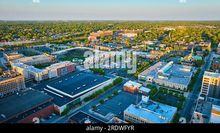 Sommeraufgang über den Kirchen der Stadt mit dem Baseballdiamanten Fort Wayne Aerial Stockfoto